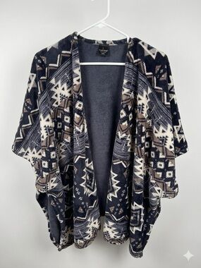 Cuddl Duds Navy and Cream Patterned Fleece Wrap